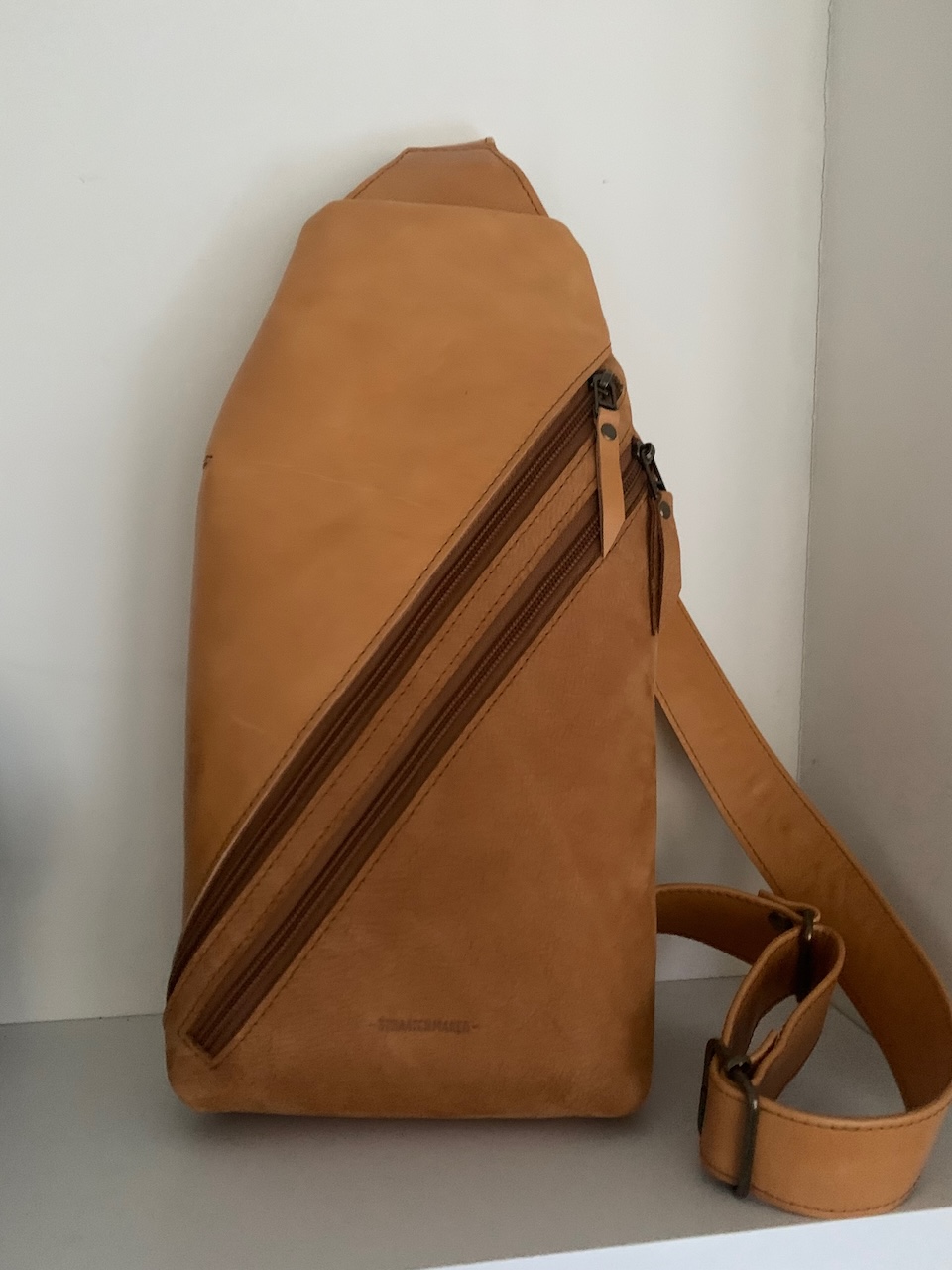 slingbag cognac