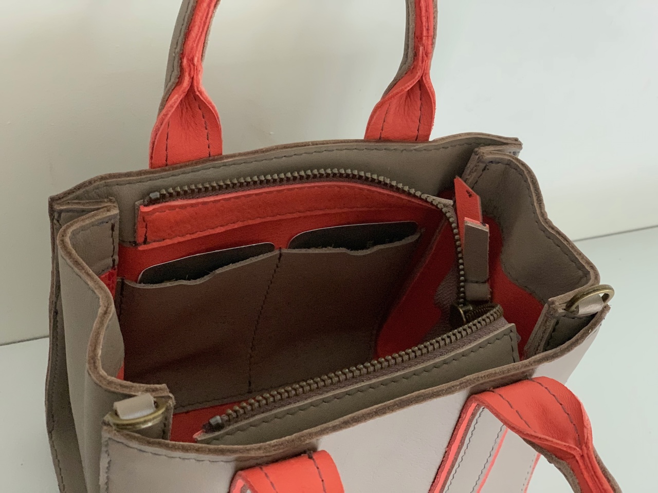 Telefoon totebag klein binnenkant met kaartjeshouder Telefoon totebag klein binnenkant met kaartjeshouder